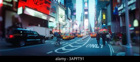 Panorama di strada al tramonto, Times Square, Manhattan, New York City, New York State, STATI UNITI Foto Stock