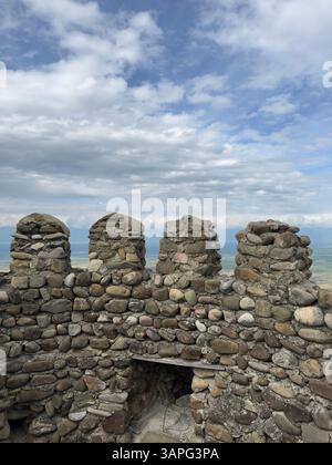 Frammento di mura cittadine in pietra a Signagi sullo sfondo della Valle Alazani, Kakheti, Georgia Foto Stock