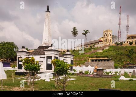 Elmina, Ghana. Cimitero olandese, risalente al 1806. Cattedrale di San Giuseppe in cima alla collina. Foto Stock