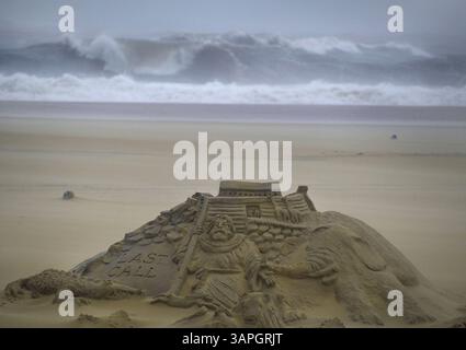 27 agosto 2011 - Ocean City, MD, USA - le onde dell'Oceano Atlantico sprofondano sulla riva dietro la rappresentazione di un artista dell'Arca di Noè, creata in una scultura di sabbia, come pioggia e venti che precedono il pieno impatto dell'uragano Irene a Ocean City, Maryland, sabato 27 agosto 2011. (Immagine di credito: © Karl Merton Ferron/Baltimore Sun/MCT/ZUMAPRESS.com) Foto Stock