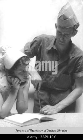 Questa fotografia mostra due studenti non identificati del Berea College. Offre un'istantanea della vita universitaria dei primi anni del XX secolo e fornisce informazioni sui ruoli degli studenti nella comunità accademica durante quel periodo. Foto Stock