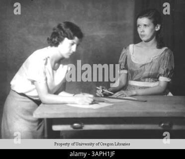 La fotografia mostra due giovani donne che lavorano a un tavolo in una classe di recitazione al Berea College. L'immagine riflette l'ambiente accademico e la vita studentesca del college durante i primi anni del XX secolo. Foto Stock