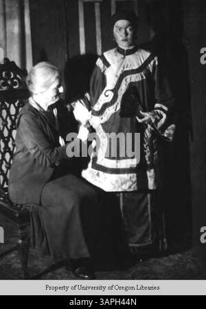 Al Berea College, una donna più anziana adatta il costume di una giovane donna in giallastro per una performance. La fotografia è archiviata nelle biblioteche dell'Università dell'Oregon. Foto Stock