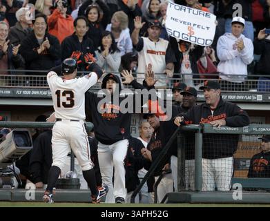 1 agosto 2011 - San Francisco, CA, USA - San Francisco Giants Cody Ross (13) viene accolto nel dugout dopo aver battuto un fuoricampo da solista contro gli Arizona Diamondbacks nel primo inning all'AT&T Park di San Francisco, California, lunedì 1 agosto 2011. (Immagine di credito: © Nhat V. Meyer/San Jose Mercury News/MCT/ZUMAPRESS.com) Foto Stock