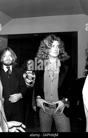 1 GENNAIO 2011 - JOHN PAUL JONES E ROBERT PLANT DEI LED ZEPPELIN ALLA PREMIERE DI ''SONG REMAINS THE SAME''.1976.#2290.Â©STEVE SCHATZBERG/(CREDIT IMAGE: © GLOBE PHOTOS/ZUMAPRESS.COM) Foto Stock
