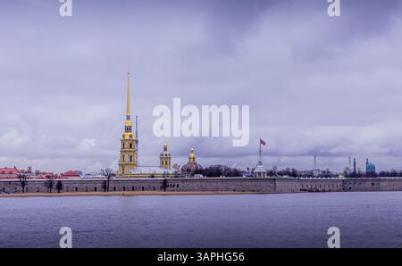 Spettacolare vista della Fortezza di San Pietroburgo Pietro e Paolo dall'altra parte del fiume Neva con la guglia dorata della cattedrale Foto Stock