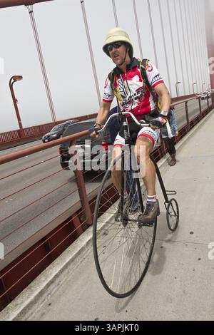 12 agosto 2011 - San Francisco, CA, Stati Uniti - Steve Meagher cavalca una penny farthing bicicletta attraverso il Golden Gate Bridge di San Francisco, California, sabato 13 agosto 2011. Meagher, di Orinda, California, ha guidato la bicicletta a ruote alte dal lago Tahoe a San Francisco per il suo 47esimo compleanno, e ha concluso il viaggio incontrando sua moglie all'Aquatic Park di San Francisco. (Immagine di credito: © John Green/Contra Costa Times/MCT/ZUMAPRESS.com) Foto Stock