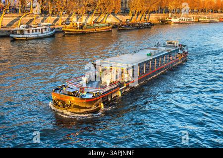 Crociera da diporto di ritorno al porto dopo aver portato turisti e turisti in gita serale lungo il fiume Senna a Parigi Foto Stock