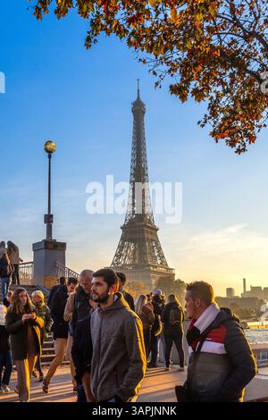 Turisti e turisti di ritorno dalla visita alla Torre Eiffel - Parigi, Francia. Foto Stock