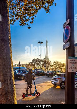 Traffico serale in direzione ovest dal centro città con la Torre Eiffel sullo sfondo - Parigi, Francia. Foto Stock