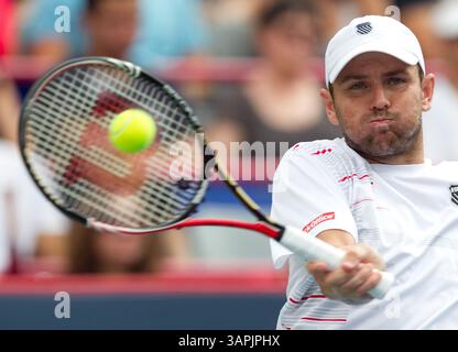 13 agosto 2011 - Montreal, QE, CAN - Mardy Fish degli Stati Uniti colpisce in anticipo durante la partita finale del torneo di tennis Rogers Cup contro Novak Djokovic della Serbia domenica 14 agosto 2011, a Montreal, Canada. (Immagine di credito: © John Kenney/Postmedia News/MCT/ZUMAPRESS.com) Foto Stock