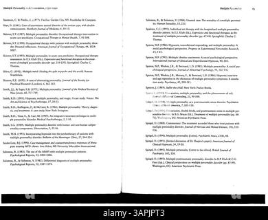 Questa bibliografia completa include una vasta gamma di riferimenti accademici e clinici su molteplici personalità e disturbi dissociativi, aggiornati fino al 1993 con correzioni alle edizioni precedenti. Categorizza i materiali in argomenti come la depersonalizzazione e gli aspetti medico-legali. Foto Stock
