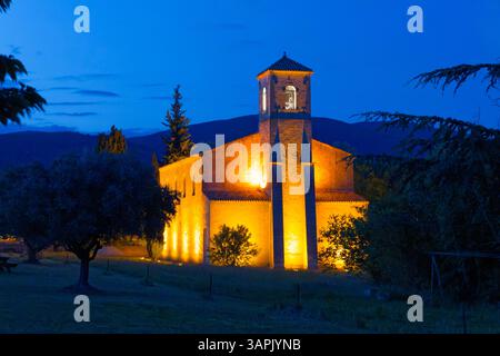Illuminata chiesa protestante di Lourmarin (Tempio protestante di Lourmarin) di notte con la catena montuosa del Luberon sullo sfondo (Luberon, Foto Stock