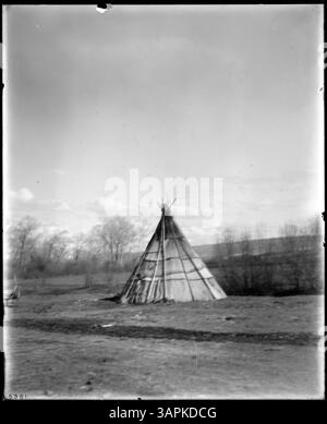 Questa fotografia di Lee Moorhouse raffigura i campi della riserva indiana Umatilla, mostrando le condizioni di vita e le strutture della tribù Umatilla. Foto Stock