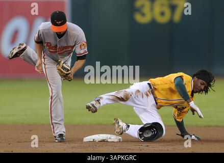 15 agosto 2011 - Oakland, CA, USA - J.J. Hardy dei Baltimore Orioles ha taggato gli Oakland Athletics Jemile Weeks per un tentativo di base rubato alla seconda base nel primo inning lunedì 15 agosto 2011 all'O.co Coliseum di Oakland, California. (Immagine di credito: © Jose Carlos Fajardo/Contra Costa Times/MCT/ZUMAPRESS.com) Foto Stock