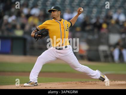 15 agosto 2011 - Oakland, CA, USA - il lanciatore degli Oakland Athletics Gio Gonzalez lanciò contro i Baltimore Orioles nel primo inning della loro partita lunedì 15 agosto 2011 all'O.co Coliseum di Oakland, California. (Immagine di credito: © Jose Carlos Fajardo/Contra Costa Times/MCT/ZUMAPRESS.com) Foto Stock