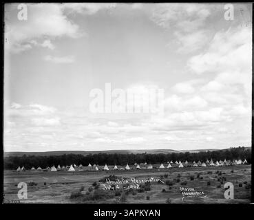 Questa fotografia di Lee Moorhouse mostra scene della riserva indiana Umatilla. Fornisce uno sguardo sulla vita quotidiana nella riserva, come catturato all'inizio del XX secolo. Foto Stock