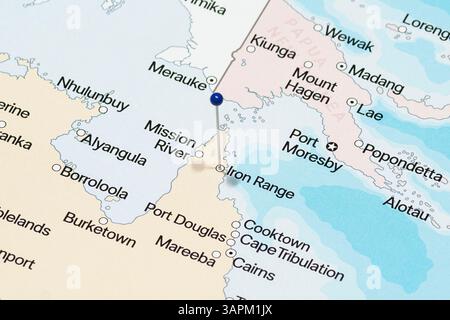 Foto macro di un ago di punta blu nella mappa politica della città di Iron Range in Australia Foto Stock