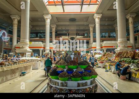 Vivace mercato di Dushanbe nella capitale del Tagikistan, una vivace scena commerciale con colorate esposizioni di prodotti locali e affollate folle. Foto Stock