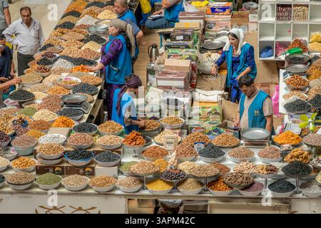 Il popolo tagiko vendeva prodotti tradizionali al mercato di Mehrgon a Dushanbe, la capitale del Tagikistan con spezie, frutta secca, noci e altri prodotti alimentari Foto Stock