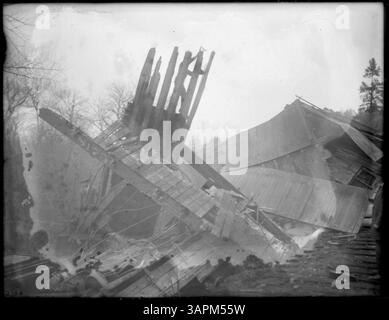 La fotografia mostra il relitto del motore n. 215 della O.R.N. vicino a Cayuse, Oregon. L'immagine include scene di un equipaggio in rovina e una gru che lavora per salvare il treno. La scena drammatica raffigura le conseguenze dell'incidente, sottolineando la portata del relitto e gli sforzi per sgombrare il sito. Foto Stock