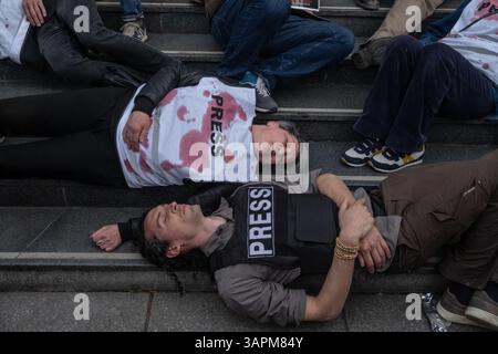 Saint Ouen, Parigi, Francia. 16 aprile 2025. I bombardamenti israeliani sulla Striscia di Gaza hanno ucciso quasi 200 giornalisti palestinesi in diciotto mesi. Per denunciare questo massacro, senza precedenti nella storia di questa professione, le principali organizzazioni francesi che difendono i giornalisti e la libertà di stampa invitano la professione a riunirsi di fronte al Teatro dell'Opera della Bastiglia a Parigi, 16 aprile 2024. (Credit Image: © Sadak Souici/ZUMA Press Wire) SOLO PER USO EDITORIALE! Non per USO commerciale! Foto Stock
