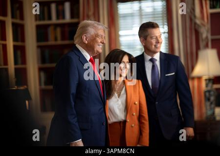Washington, Stati Uniti. 14 aprile 2025. U. Il presidente Donald Trump, posa con Rachel Campos-Duffy, ospite di Fox Noticias, centro, e suo marito, il segretario dei trasporti Sean Duffy, giusto, dopo un'intervista alla Casa Bianca, 14 aprile 2025 a Washington, DC Credit: Daniel Torok/White House Photo/Alamy Live News Foto Stock