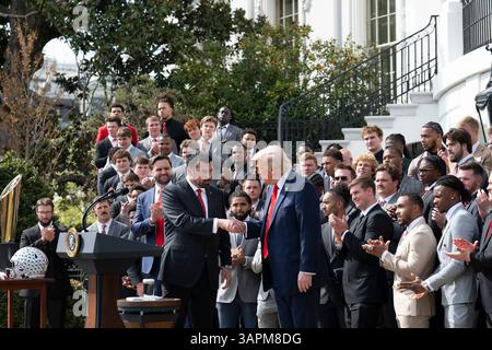 Washington, Stati Uniti. 14 aprile 2025. U. Il presidente Donald Trump, giusto, si congratula con il capo allenatore dei Buckeyes Ryan Day, centro e giocatori durante un evento che celebra i 2025 College Football National Champion Ohio State University Buckeyes, al South Portico della Casa Bianca, 14 aprile 2025, a Washington, DC Credit: Joyce Boghosian/White House Photo/Alamy Live News Foto Stock