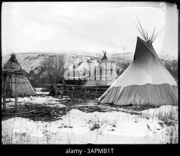 Fotografia di Lee Moorhouse che mostra i campi della riserva indiana Umatilla in Oregon. L'immagine riflette la vita quotidiana e le condizioni di vita dei nativi americani all'inizio del XX secolo. Foto Stock