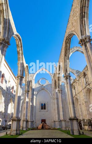 Navata principale e archi rovine dello storico Convento di nostra Signora del Carmelo a Lisbona, Portogallo. Costruito nel 1389, il Convento di Carmo fu danneggiato nel 17 Foto Stock