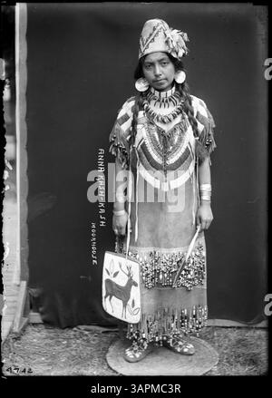 La collezione *PH036 4742 Lee Moorhouse Photographs* presso le biblioteche dell'Università dell'Oregon include un'immagine di Anna Kash Kash, una donna tribale dei Cayuse, vestita di regali. Questa foto mette in evidenza la cultura dei nativi americani e l'abbigliamento tradizionale. Foto Stock