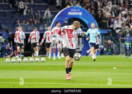 Martin Odegaard dell'Arsenal si scalda davanti ai quarti di finale di UEFA Champions League, partita di andata e ritorno al Santiago Bernabeu di Madrid, Spagna. Data foto: Mercoledì 16 aprile 2025. Foto Stock