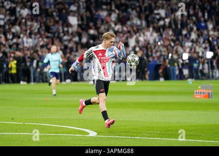Martin Odegaard dell'Arsenal si scalda davanti ai quarti di finale di UEFA Champions League, partita di andata e ritorno al Santiago Bernabeu di Madrid, Spagna. Data foto: Mercoledì 16 aprile 2025. Foto Stock