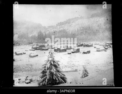 Una fotografia di Lee Moorhouse della University of Oregon Libraries che mostra una vista invernale di Powers, Oregon. Foto Stock