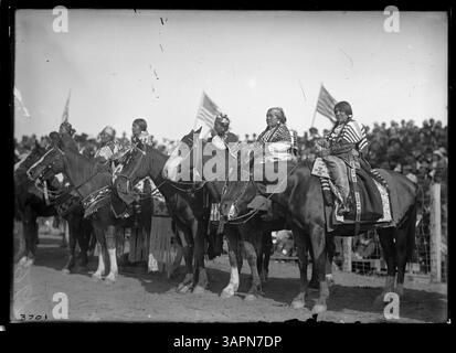 Fotografia di Lee Moorhouse che mostra le persone tribali all'evento Roundup, raffigurante i partecipanti dei nativi americani impegnati in questo raduno culturale. Foto Stock