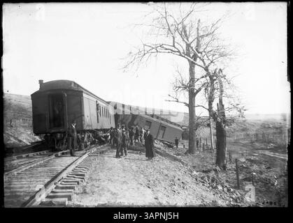 Questa fotografia di Lee Moorhouse, intitolata 'Wreck of O.R.N. Engine no 199', fa parte della collezione University of Oregon Libraries. Foto Stock