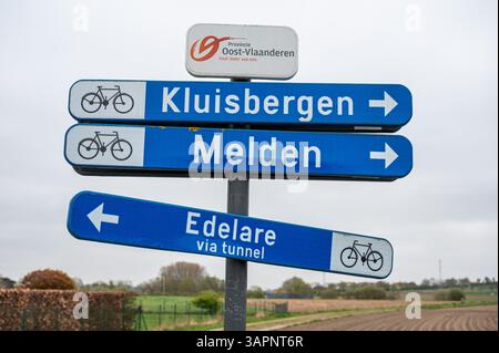 Indicazioni per i villaggi di Kluisbergen, Melden ed Edelare con itinerari ciclabili indicati a Oudenaarde, Fiandre orientali, Belgio, 9 aprile 2025 Foto Stock