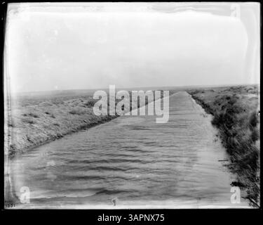 Fotografia del canale di irrigazione Hinkle vicino a Pendleton, che mostra i canali e le porte d'acqua utilizzate per gestire il flusso d'acqua nella zona. Foto Stock