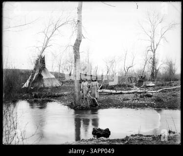 Fotografia che mostra i singoli campi indiani nella riserva indiana Umatilla. L'immagine cattura la vita nella riserva nell'America del XX secolo. Foto Stock