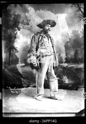 Fotografia di Lee Moorhouse in costume da scout, intitolata "The Colonel", dalla collezione Lee Moorhouse. Foto Stock