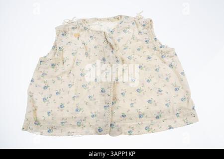 Camicia bianca con stampa floreale blu, rosa e verde, indossata da una bambola. La camicia fa parte di una collezione conservata dalla Missouri Historical Society. Foto Stock