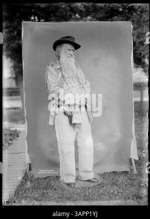 Questo ritratto a figura intera di Lee Moorhouse raffigura Joaquin Miller, poeta e scrittore, in posa classica. Foto Stock