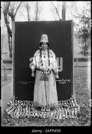 Fotografia di Lee Moorhouse che mostra la principessa Hol-li-qui-la della tribù Warm Springs, parte della sua collezione fotografica che documenta gli individui nativi americani. Foto Stock