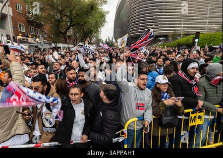 Madrid, Spagna. 16 aprile 2025. I tifosi del Real Madrid urlano fuori dallo stadio Santiago Bernabeu in vista della seconda tappa dei quarti di finale della UEFA Champions League contro l'Arsenal Football Club. Crediti: Marcos del Mazo/Alamy Live News Foto Stock