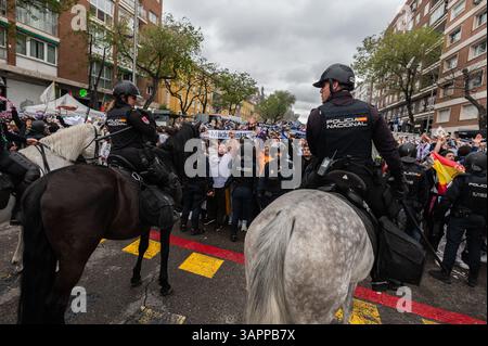 Madrid, Spagna. 16 aprile 2025. I tifosi del Real Madrid si sono riuniti fuori dallo stadio Santiago Bernabeu, in vista della seconda tappa dei quarti di finale della UEFA Champions League contro l'Arsenal Football Club. Crediti: Marcos del Mazo/Alamy Live News Foto Stock