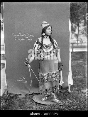Una fotografia della collezione Lee Moorhouse che mostra Anna Kash Kash, una donna tribale dei Cayuse, che indossa insegne tradizionali. L'immagine la cattura con un abbigliamento tribale completo. Foto Stock