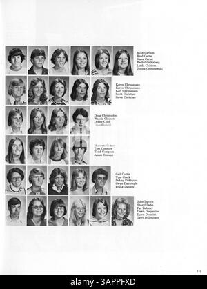 The 1977 'Pirate Vol. Vi: L'annuario dei tesori cattura i momenti salienti dell'anno scolastico 1972-1973, concentrandosi sui risultati degli studenti, l'atletica, la facoltà e importanti eventi scolastici. Foto Stock