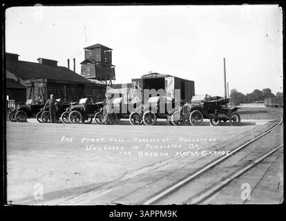 Questa foto di Walter S. Bowman mostra il primo carico di roadster scaricato a Pendleton, Oregon, per l'Oregon Motor Garage. L'immagine fornisce una visione storica della prima industria automobilistica nel Pacifico nord-occidentale. Foto Stock