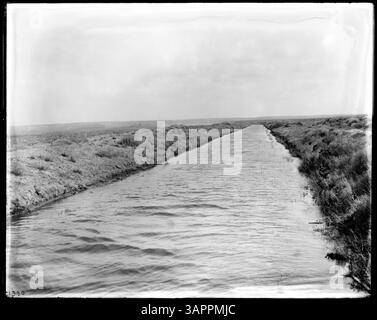 Una fotografia del canale di irrigazione Hinkle, con canali e porte d'acqua vicino a Pendleton, Oregon, che mostra i sistemi idrici agricoli dell'inizio del XX secolo. Foto Stock