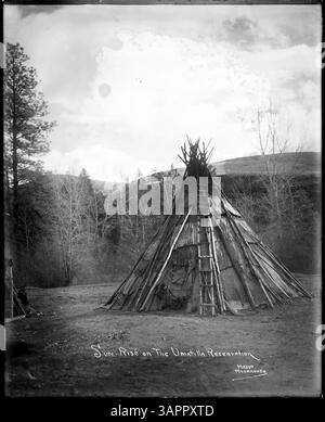 Una fotografia di Lee Moorhouse di altri campi situati nella riserva indiana Umatilla, che mostra le abitazioni e lo stile di vita dei nativi americani all'inizio del XX secolo. Foto Stock